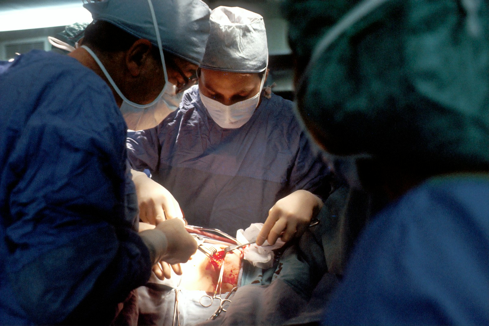 Cirurgião que realiza a cirurgia de otoplastia