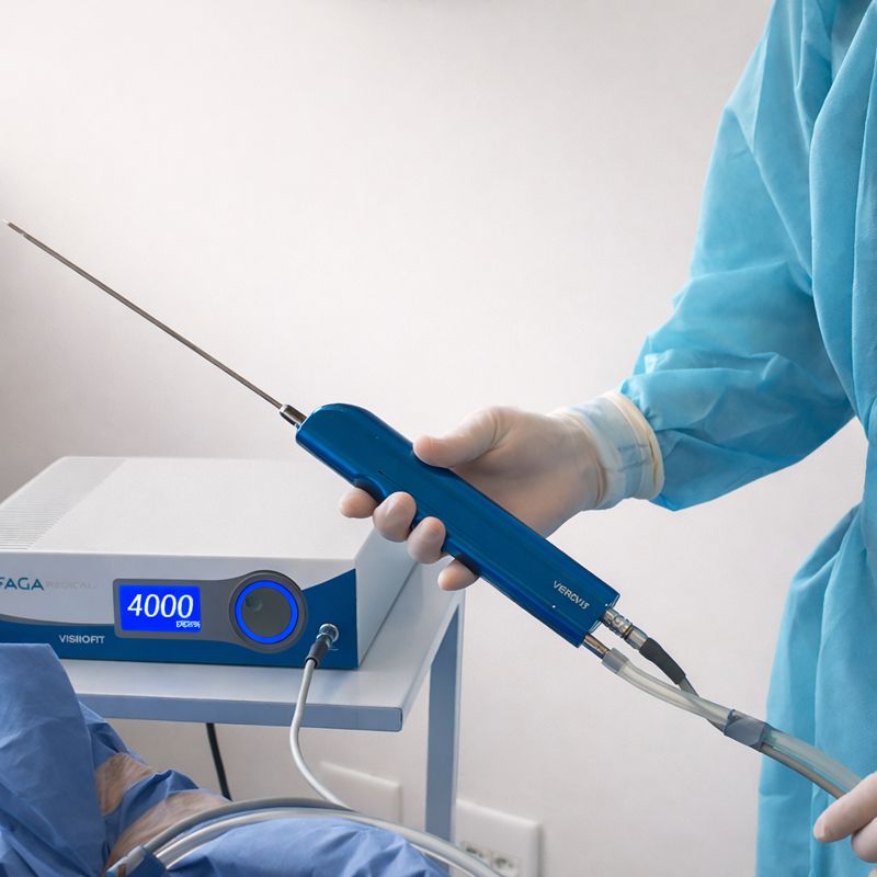 Cirurgião realizando lipoaspiração Vibrofit